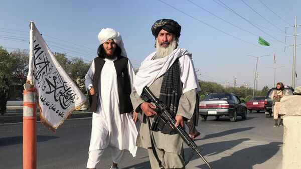 Talibano kovotojai stovi prie Vidaus reikalų ministerijos pastato Kabule - Sputnik Lietuva