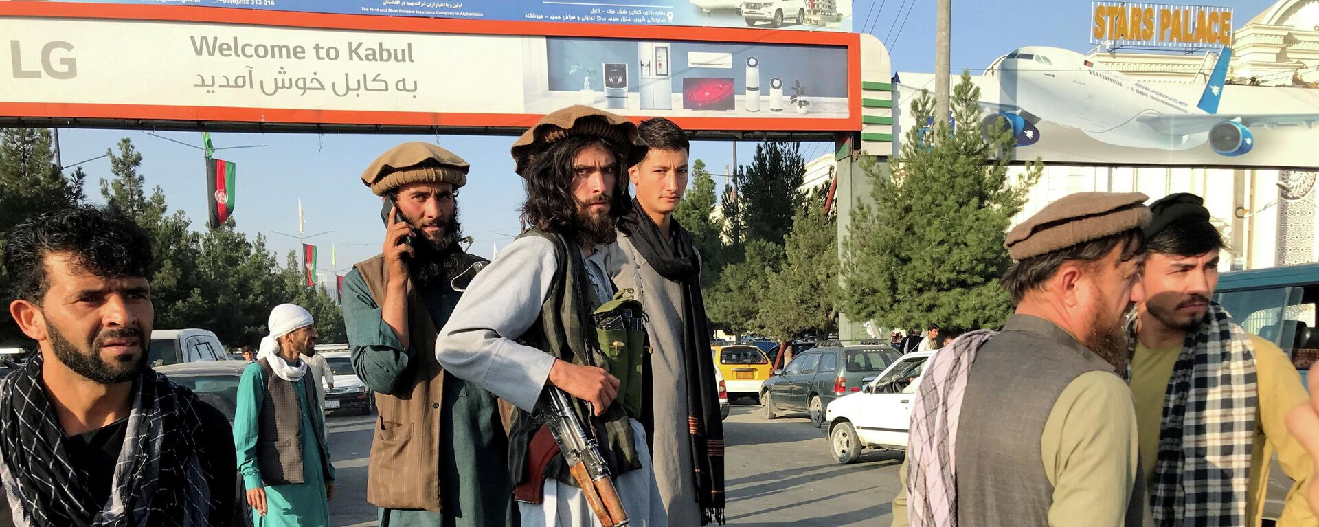 Боевики радикального движения Талибан стоят возле международного аэропорта в Кабуле - Sputnik Литва, 1920, 16.08.2021