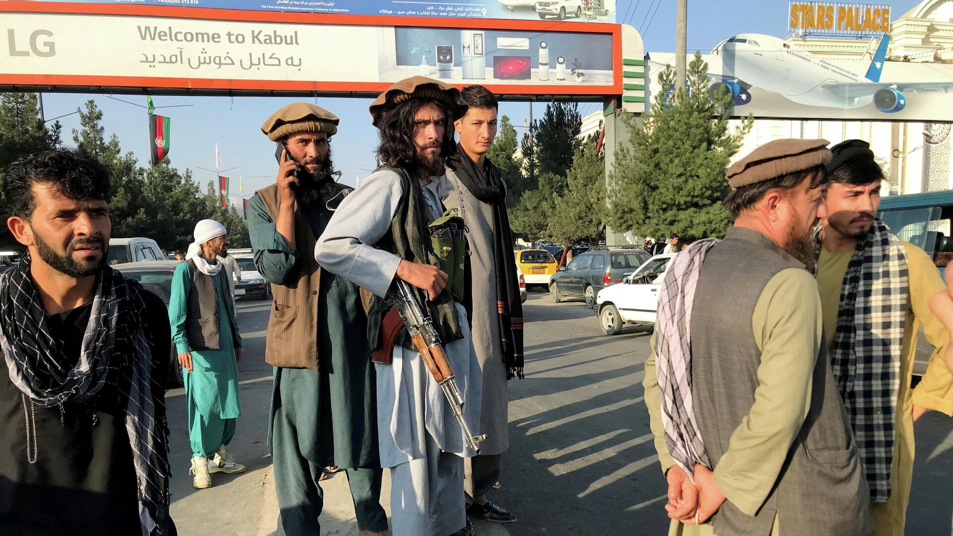 Бойцы Талибана стоят возле международного аэропорта в Кабуле - Sputnik Lietuva, 1920, 08.09.2021