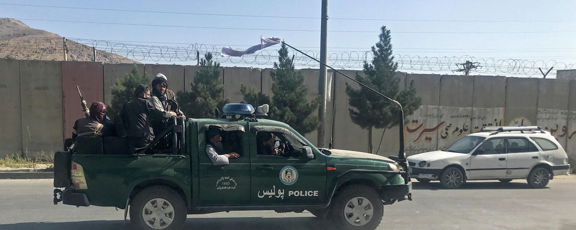 Боевики радикального движения Талибан едут на полицейской машине в Кабуле - Sputnik Литва, 1920, 29.08.2021