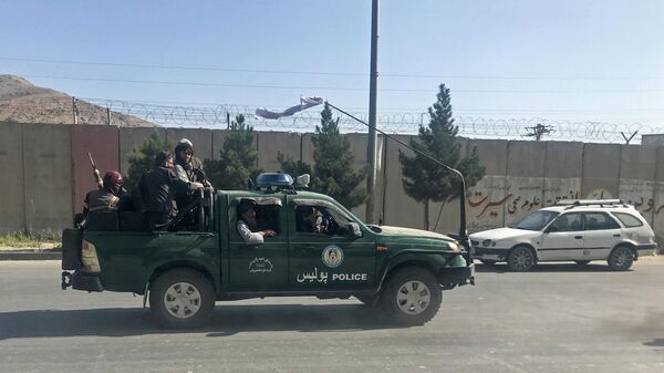 Боевики радикального движения Талибан едут на полицейской машине в Кабуле - Sputnik Литва