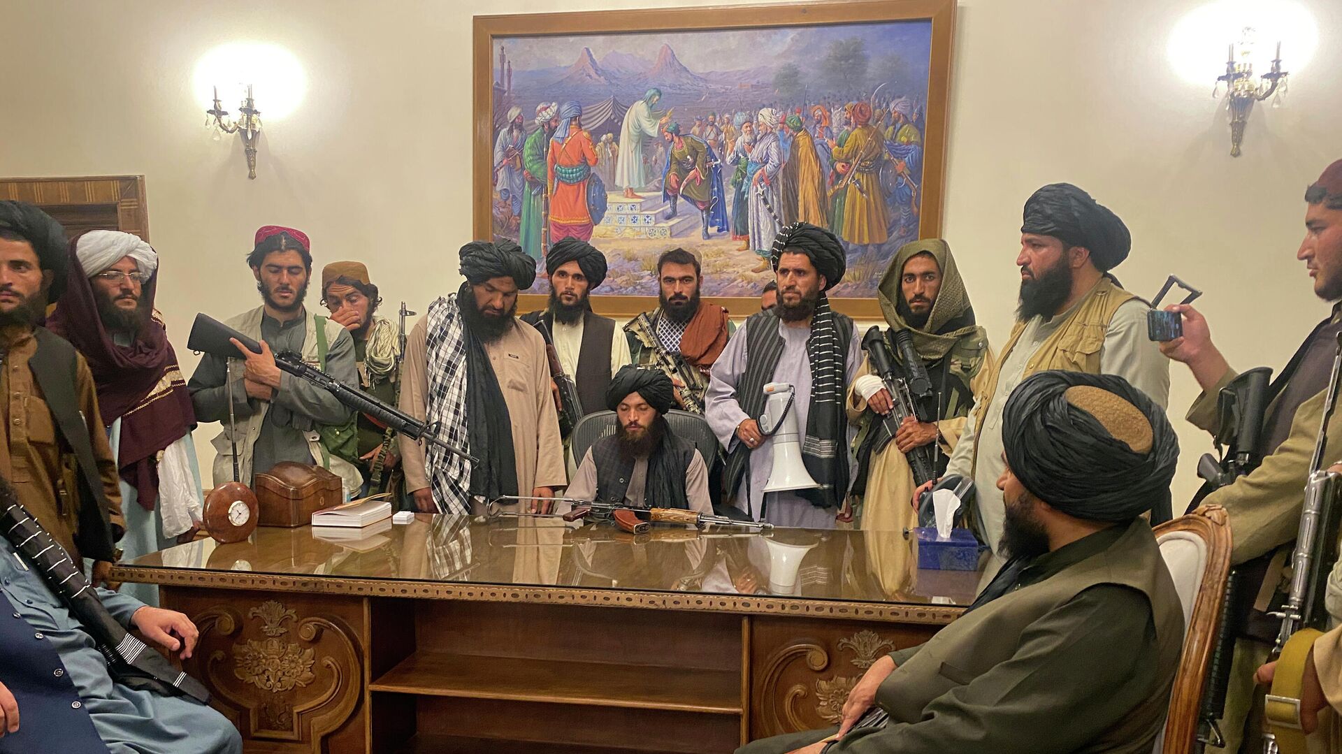Radikaliojo Talibano judėjimo kovotojai Kabulo prezidento rūmuose - Sputnik Lietuva, 1920, 21.08.2021