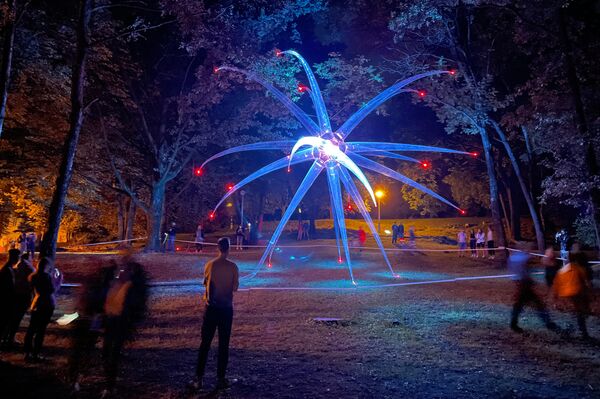 На фото: инсталляция в  парке имени Пятраса Цвирки в Вильнюсе. - Sputnik Литва