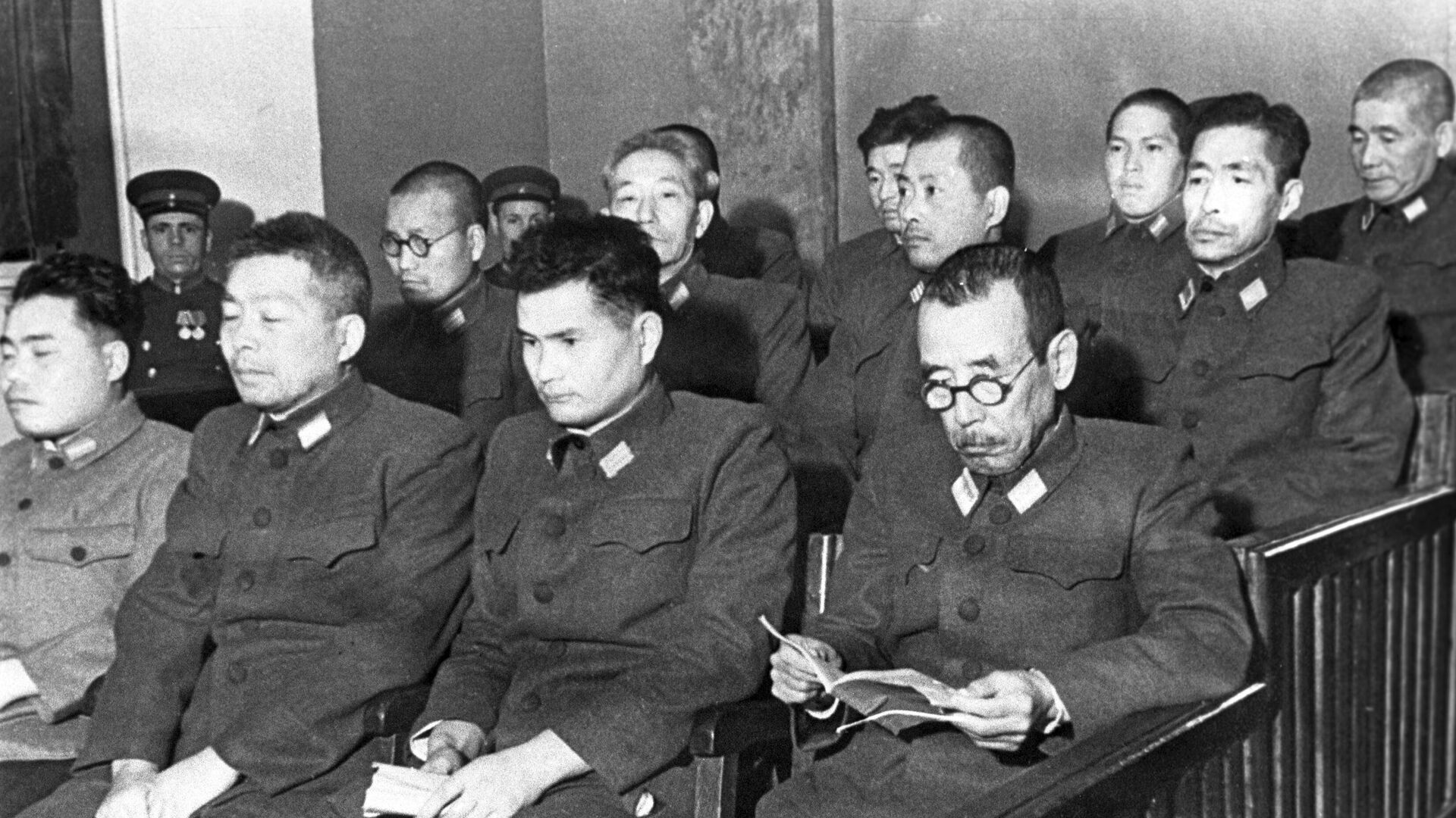 Kaltinamieji buvusių Japonijos kariuomenės karių, kaltinamų rengiantis naudoti bakteriologinius ginklus, teisme, archyvinė nuotrauka - Sputnik Lietuva, 1920, 02.09.2021