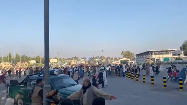 Talibanas pareiškė, kad nepakenks žmonėms, nusprendusiems grįžti namo iš Kabulo oro uosto. Talibanas pareiškė, kad nepakenks žmonėms, nusprendusiems grįžti namo iš Kabulo oro uosto. - Sputnik Lietuva