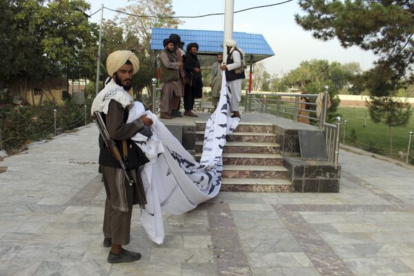 Talibano* politinės tarnybos atstovas Mohamadas Naimas paskelbė 20 metų trukusio karo pabaigą. Talibanas pažadėjo artimiausiu metu pranešti apie naują vyriausybės formą. - Sputnik Lietuva