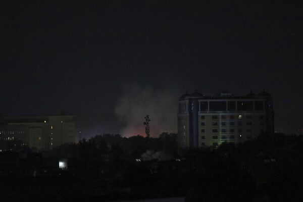 Kylantys dūmai šalia JAV ambasados Kabule, Afganistane. - Sputnik Lietuva