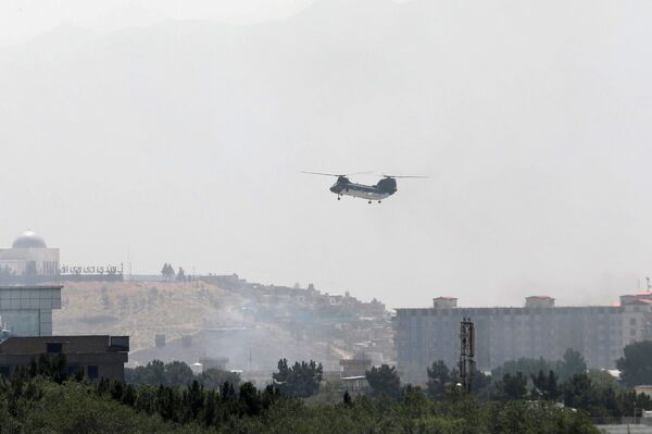 Karinis transportinis sraigtasparnis &quot;CH-46 Sea Knight&quot; skrenda virš Kabulo, Afganistane. - Sputnik Lietuva