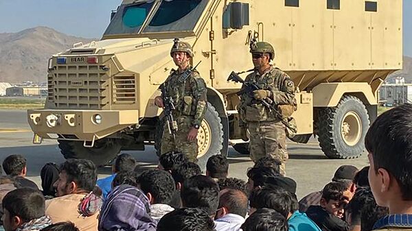 Афганские жители напротив американских солдатов в аэропорту Кабула  - Sputnik Lietuva