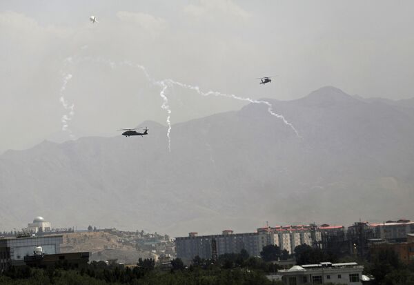 Virš Kabulo miesto, skrendantys JAV kariniai sraigtasparniai &quot;Black Hawk&quot;. - Sputnik Lietuva