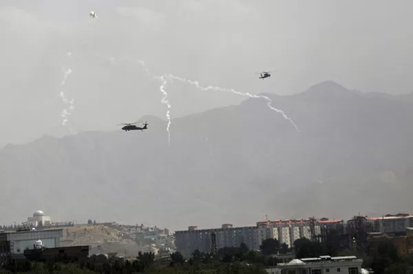 Virš Kabulo miesto, skrendantys JAV kariniai sraigtasparniai &quot;Black Hawk&quot;. - Sputnik Lietuva
