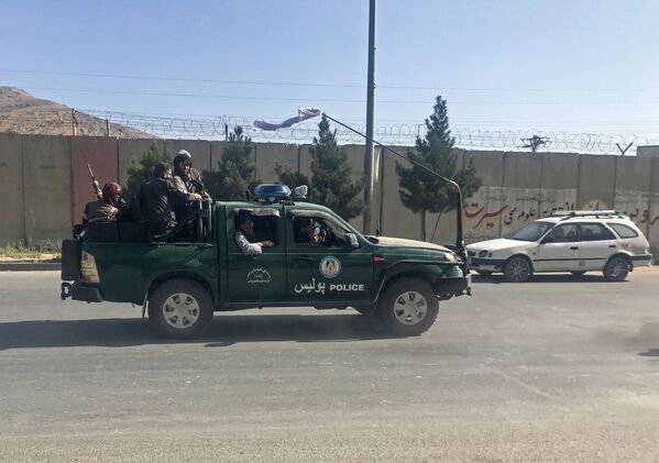 Talibano kovotojai važiuoja policijos automobiliu Kabule, Afganistane. - Sputnik Lietuva