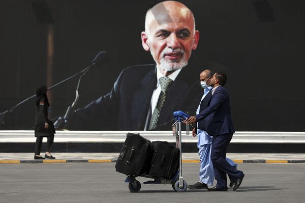 Keleiviai eina į Hamido Karzajaus tarptautinio oro uosto išvykimo terminalą, Kabule, Afganistane, 2021 metų rugpjūčio 14 dieną, šeštadienį. Talibanui apsupus Afganistano sostinę, bėgantiems nuo karo vis dažniau yra tik viena išeitis — JAV kariai, išsiųsti ginti amerikiečių diplomatų, kurie vis dar yra Afganistane. - Sputnik Lietuva