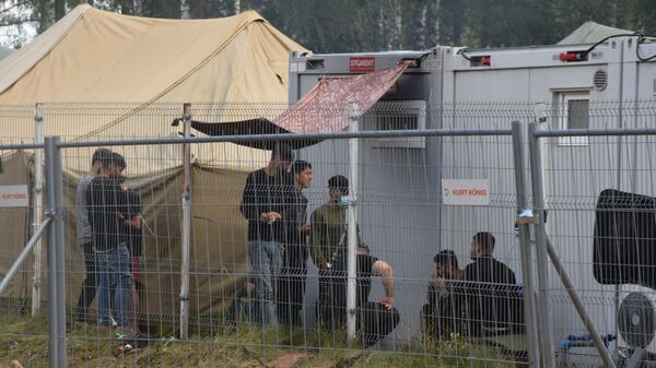 Нелегальные мигранты в лагере на границе Литвы и Белоруссии - Sputnik Литва