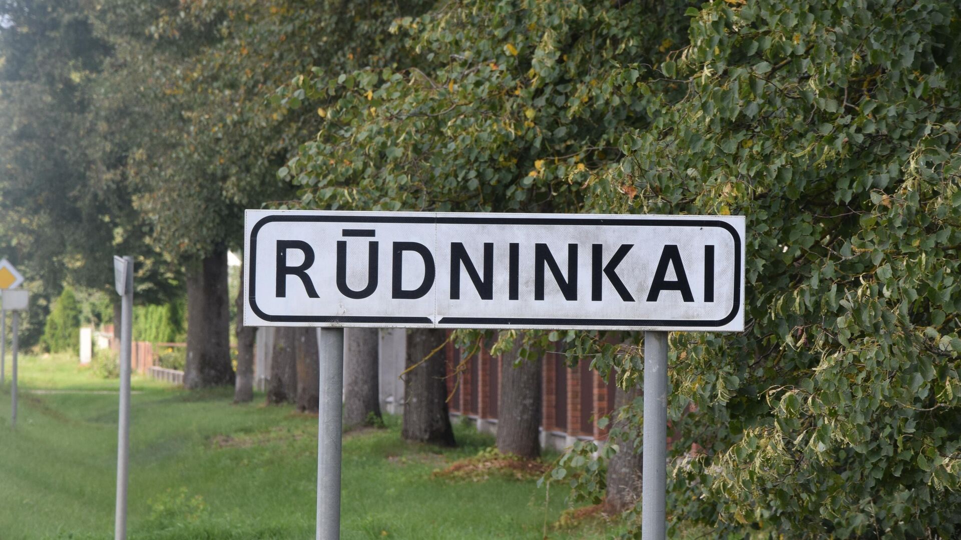 Знак возле деревни Руднинкай в Шальчининкайском районе Литвы - Sputnik Литва, 1920, 23.03.2022
