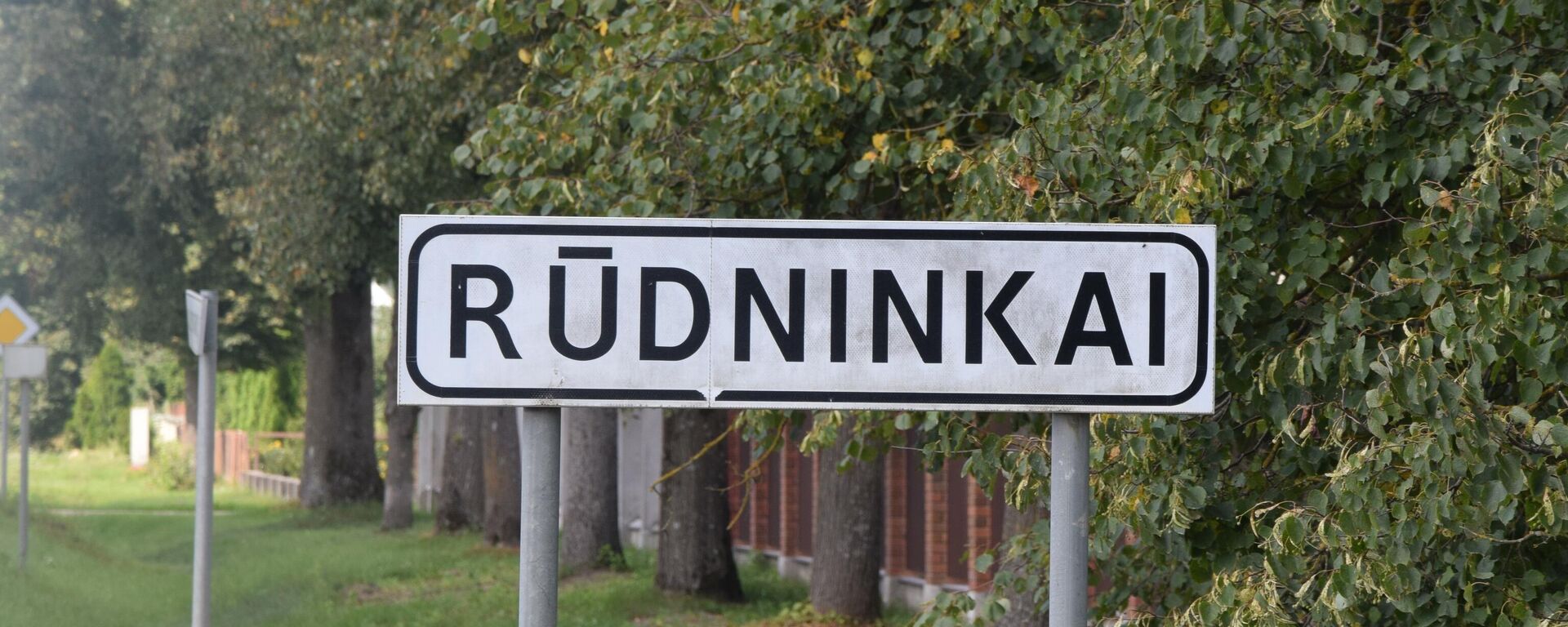 Знак возле деревни Руднинкай в Шальчининкайском районе Литвы - Sputnik Литва, 1920, 23.03.2022