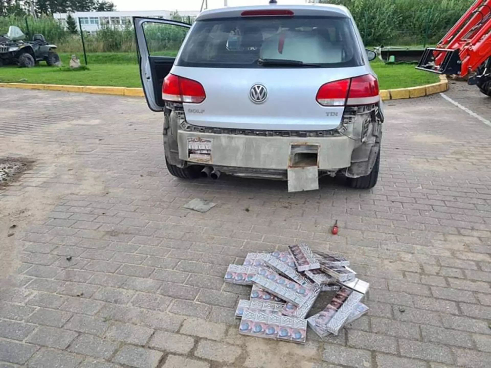 Контрабанда сигарет в автомобиле, задержанном в Шальчининкайском районе Литвы - Sputnik Lietuva, 1920, 16.08.2021