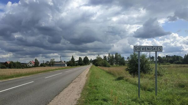 Знак возле деревни Девянишкес в Шальчининкайском районе Литвы - Sputnik Литва