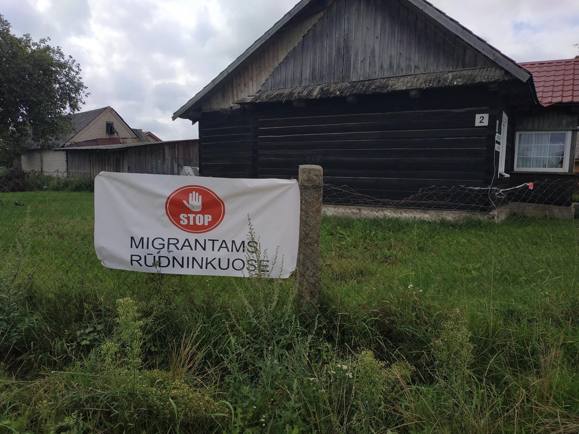 Плакат на заборе в деревне Руднинкай в Шальчининкайском районе Литвы - Sputnik Литва, 1920, 27.08.2021