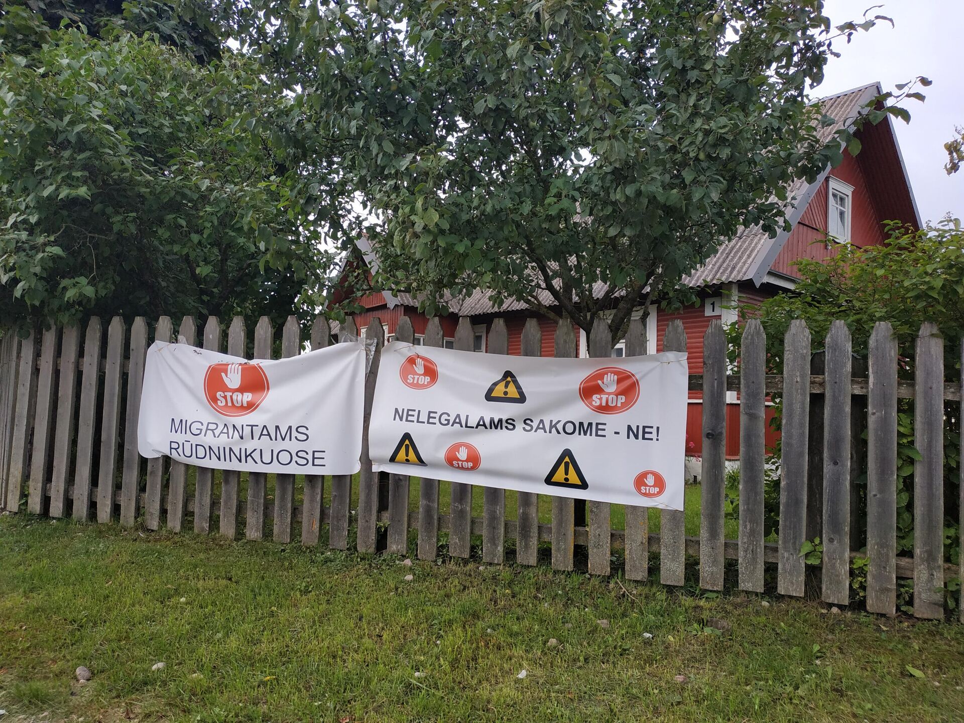 Плакаты на заборе в деревне Руднинкай в Шальчининкайском районе Литвы - Sputnik Lietuva, 1920, 30.08.2021