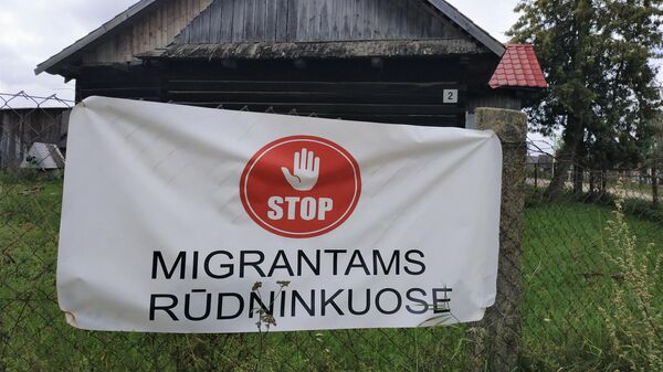 Плакат на заборе в деревне Руднинкай в Шальчининкайском районе Литвы - Sputnik Литва