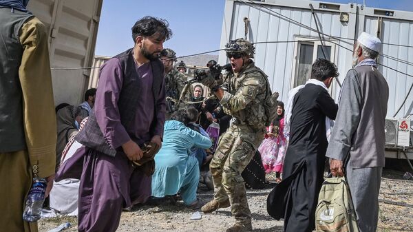 Американский солдат целится в афганцев в аэропорту Кабула  - Sputnik Литва