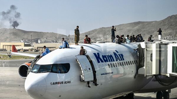 Afganistaniečiai lėktuve Kabulo oro uoste - Sputnik Lietuva