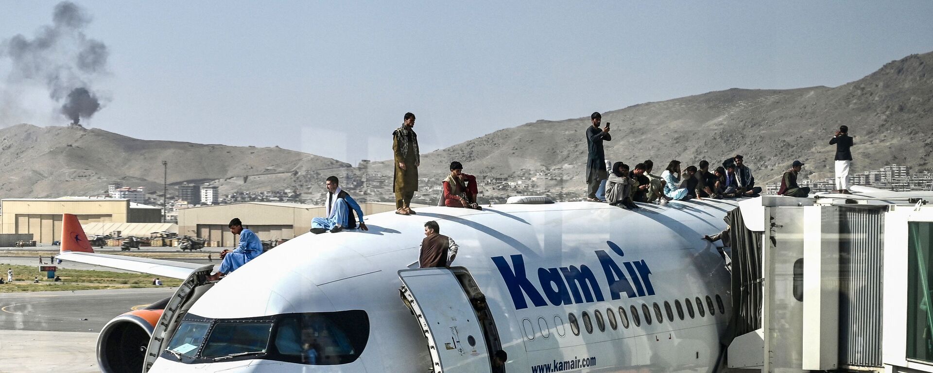 Afganistaniečiai lėktuve Kabulo oro uoste - Sputnik Lietuva, 1920, 27.08.2021
