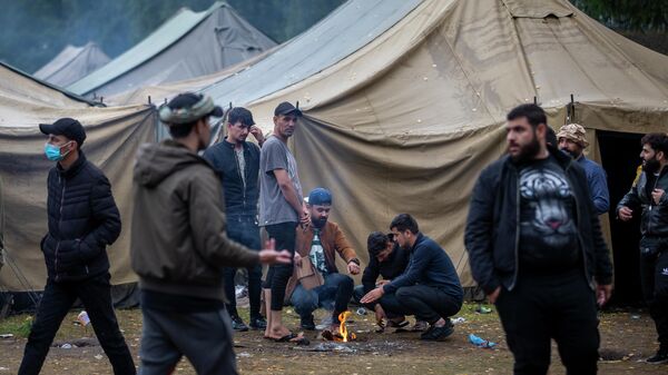 Нелегальные мигранты в лагере на границе Литвы и Белоруссии - Sputnik Литва