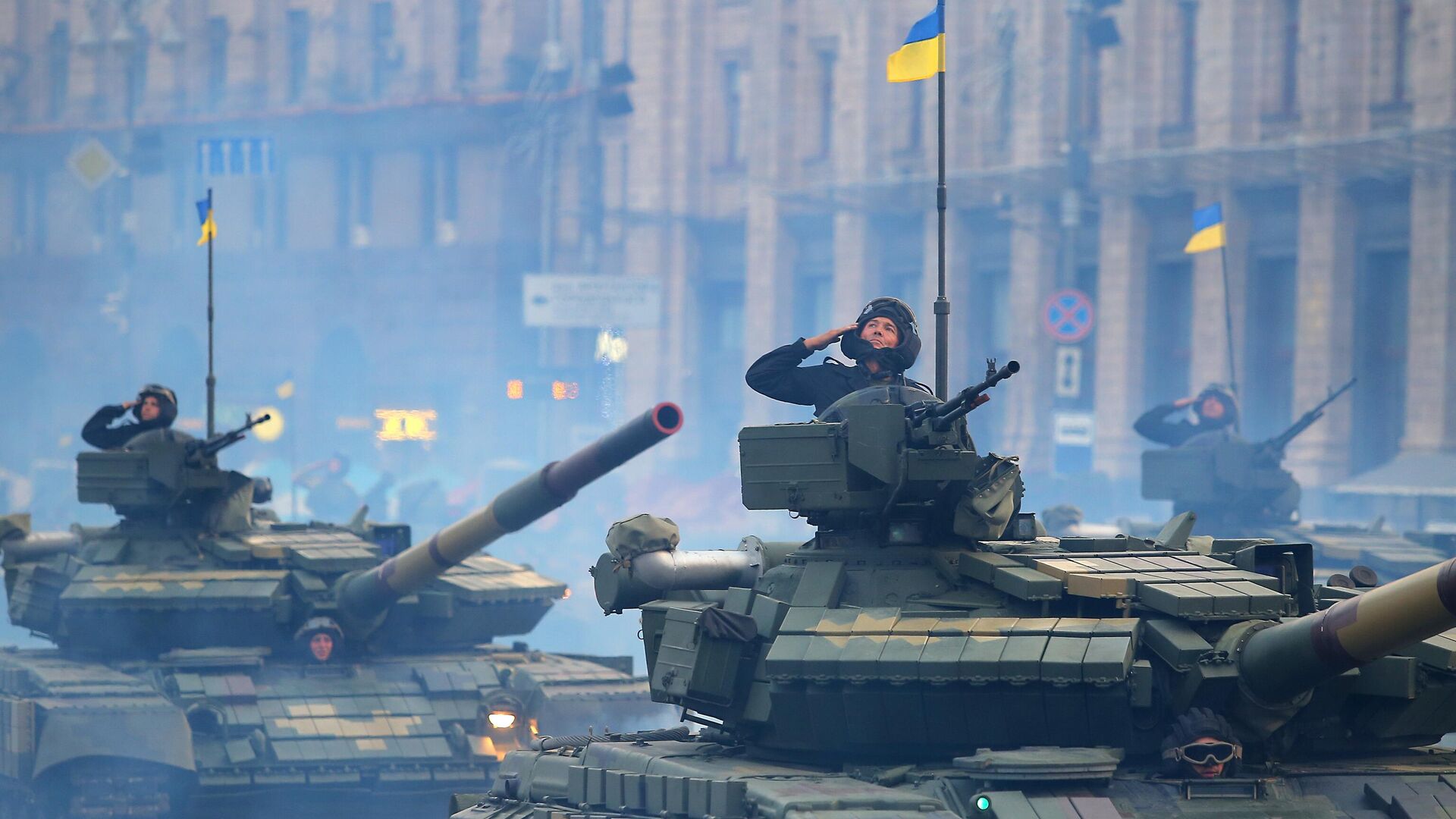 Танки Т-72 на репетиции военного парада ко Дню независимости Украины в Киеве, архивное фото - Sputnik Литва, 1920, 12.12.2021