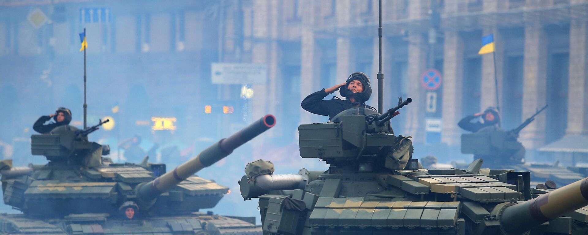 Танки Т-72 на репетиции военного парада ко Дню независимости Украины в Киеве, архивное фото - Sputnik Литва, 1920, 12.12.2021