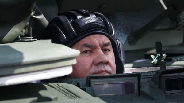 Министр обороны России Сергей Шойгу проехал на танке в Алабино  - Sputnik Lietuva