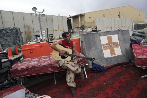 Afganistano karys groja gitara, kuri buvo palikta po to, kai Amerikos kariuomenė išvyko iš Bagramo oro pajėgų bazės, esančios Parvano provincijoje, į šiaurę nuo Kabulo, Afganistane. - Sputnik Lietuva