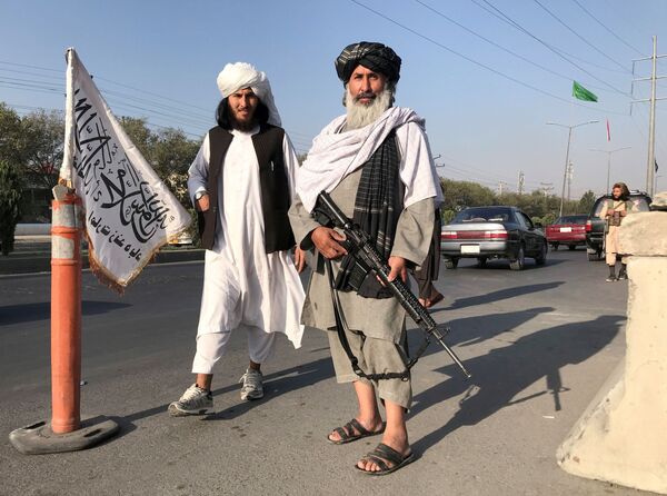 Talibano kovotojas, turintis M16 šautuvą, stovi prie Vidaus reikalų ministerijos Kabule, Afganistane, 2021 metų rugpjūčio 16 dieną. - Sputnik Lietuva
