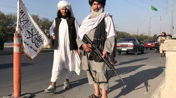 Боевик Талибана* с американской винтовкой M16 в Кабуле - Sputnik Lietuva