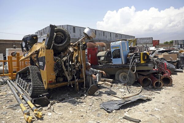 Sunaikintos technikos pavėsyje, kurią JAV kariuomenė parduoda laužui, netoli Bagramo oro pajėgų bazės, Afganistane.  - Sputnik Lietuva