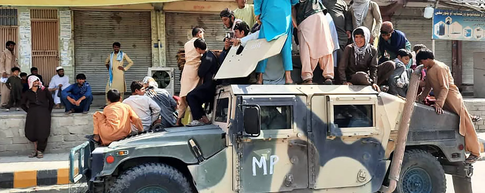 Talibano* kovotojai ir vietiniai gyventojai Humvee mieste Laghmano provincijoje - Sputnik Lietuva, 1920, 20.08.2021