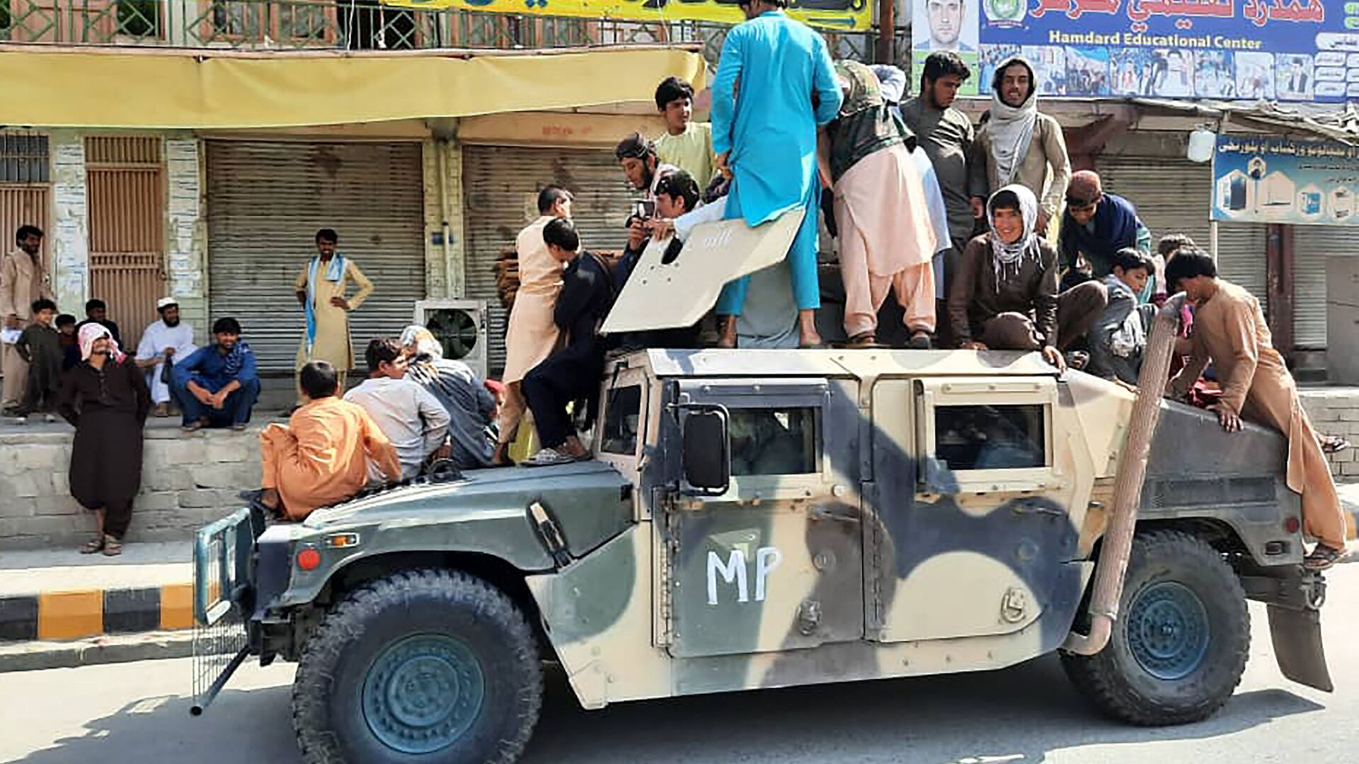Talibano* kovotojai ir vietiniai gyventojai Humvee mieste Laghmano provincijoje - Sputnik Lietuva, 1920, 20.08.2021