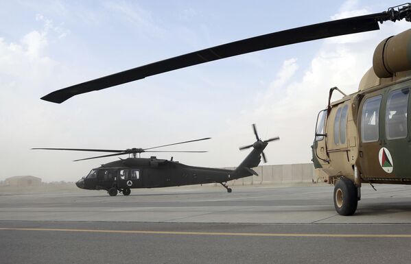 Kandaharo oro uoste, Afganistane, pakilo sraigtasparnis &quot;UH-60 Black Hawk&quot;, kuriame gausu JAV diplomatų. JAV kariuomenė jau daugelį metų skraidina sraigtasparniais UH-60 &quot;Black Hawk&quot; misijas Afganistane, tačiau aukšto lygio orlaiviai netrukus pateks į šalies mūšio laukus, kuriuose dirba Afganistano kariuomenės pilotai ir įgulos. - Sputnik Lietuva