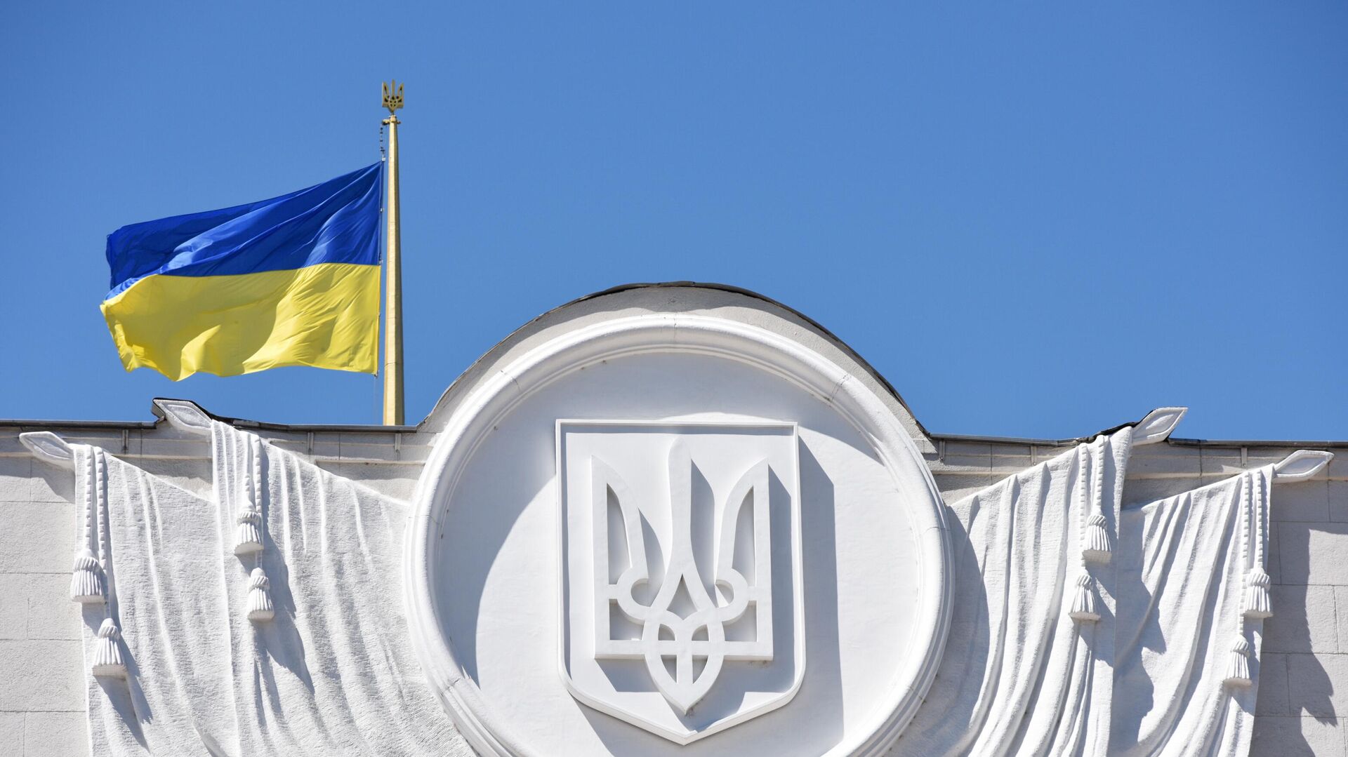 Флаг Украины на здании Верховной рады в Киеве, архивное фото - Sputnik Литва, 1920, 18.09.2021