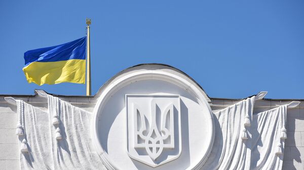 Ukrainos vėliava ant Aukščiausiosios Rados pastato Kijeve - Sputnik Lietuva