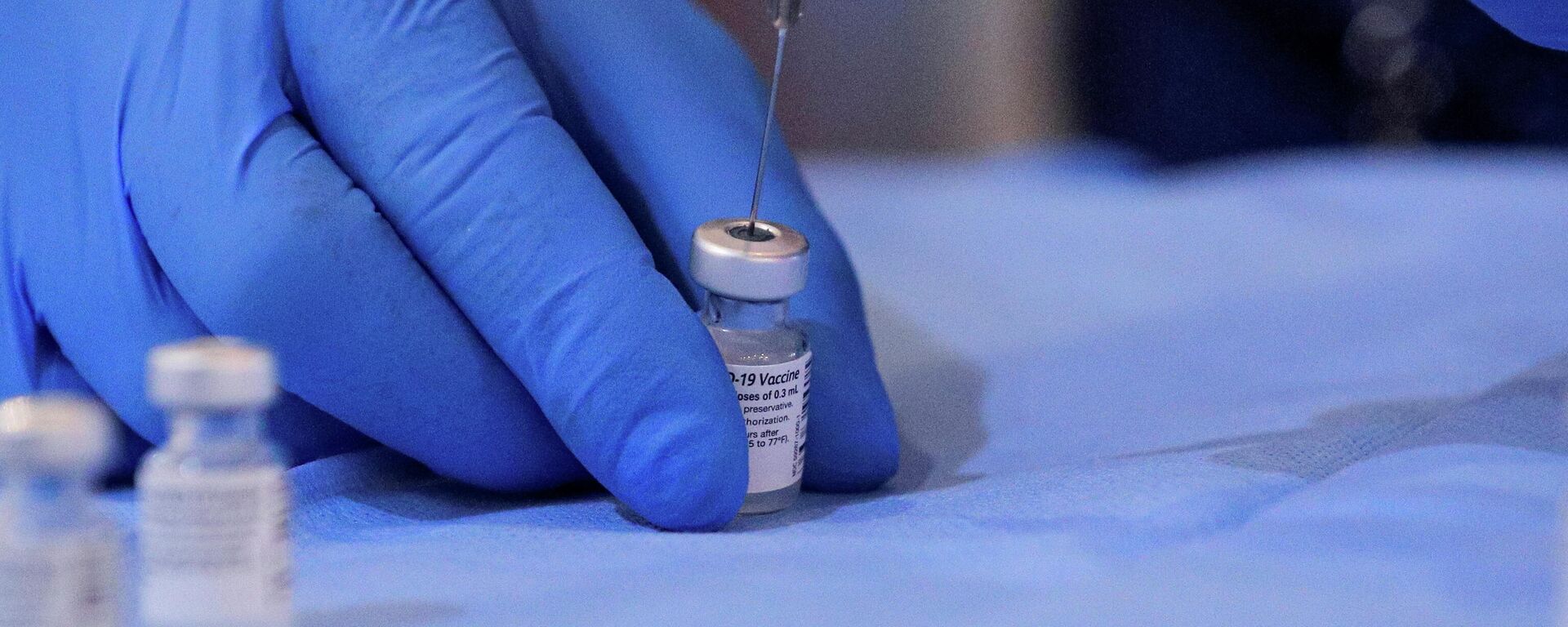 Медицинский сотрудник готовит дозу вакцины Pfizer/BioNTech от коронавируса - Sputnik Lietuva, 1920, 11.09.2021