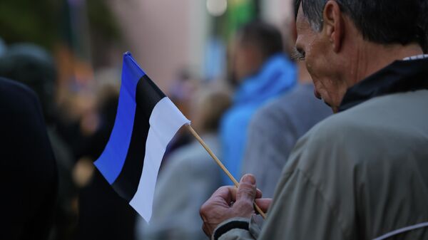 Мужчина держит в руке флаг Эстонии, архивное фото - Sputnik Литва
