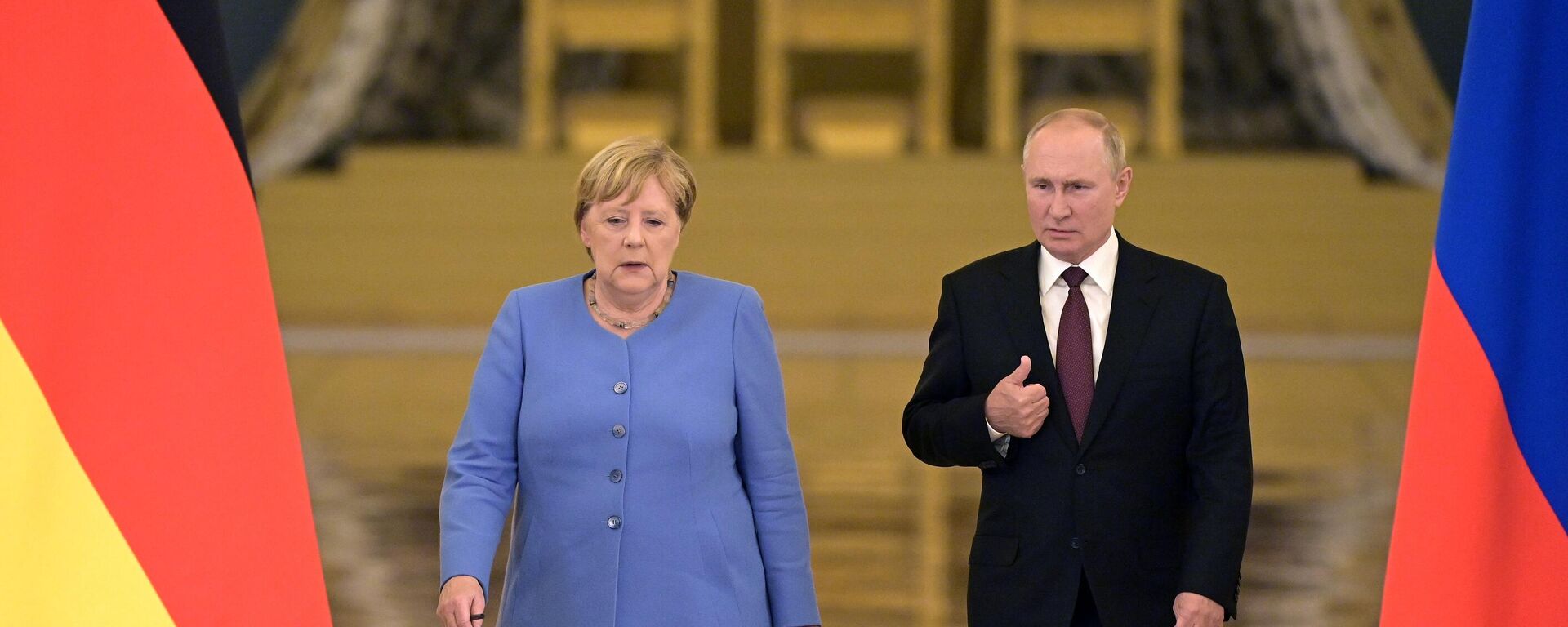 Президент России Владимир Путин и канцлер Германии Ангела Меркель - Sputnik Lietuva, 1920, 20.08.2021