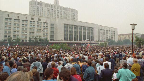 Манифестация у здания Верховного Совета РСФСР под названием Акция в защиту Белого дома. 19 августа 1991 года - Sputnik Литва
