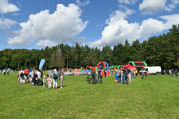 На фото: участники спортивного фестиваля Healthy Fest в парке Вингис в Вильнюсе. - Sputnik Литва