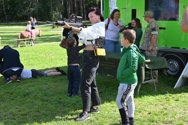 Посетители могли поучаствовать в бесплатных тренировках в парке Вингис. - Sputnik Литва