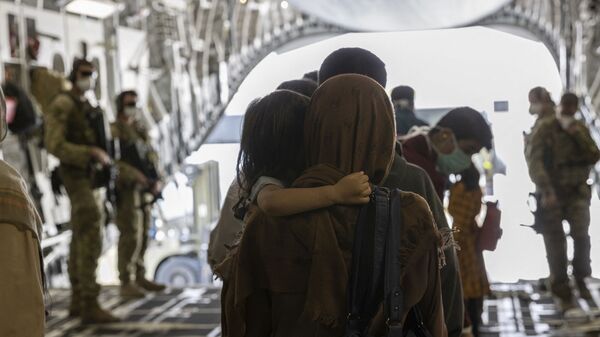 Эвакуированные выходят из самолета ВВС Австралии  - Sputnik Lietuva