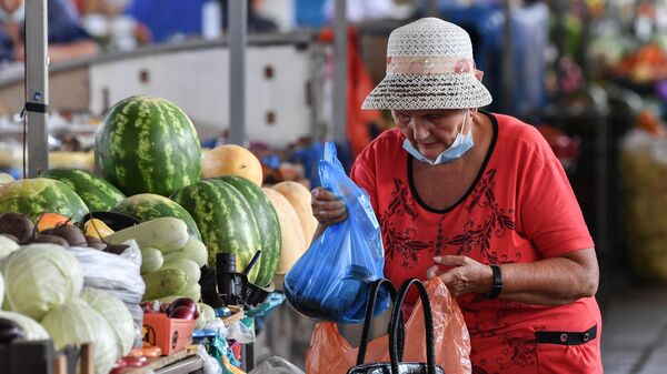 Покупатель на овощном рынке, архивное фото - Sputnik Литва