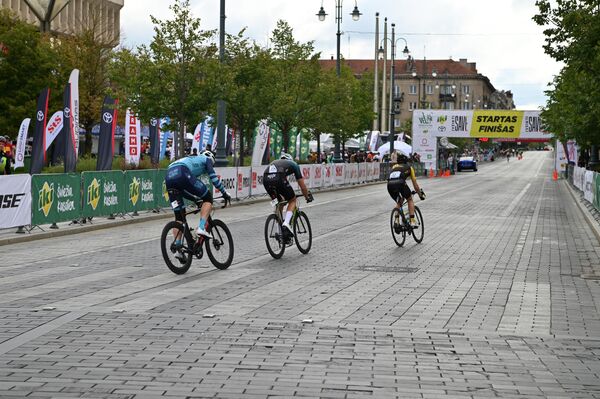 Daugybė dviračių sporto entuziastų atvyko ne tik stebėti profesionalias lenktynes, bet ir išbandyti savo jėgas mėgėjų lenktynėse. - Sputnik Lietuva